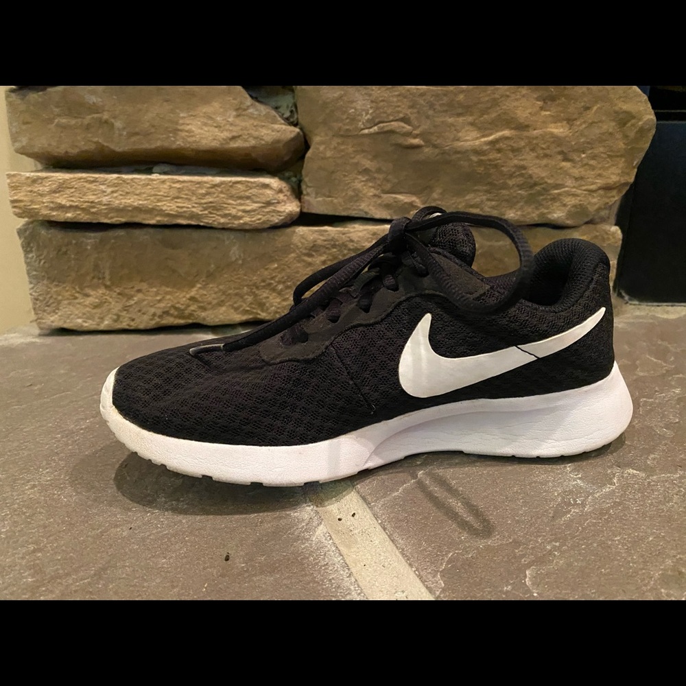 Nike Tanjun Black Walking Running shoes sz 6